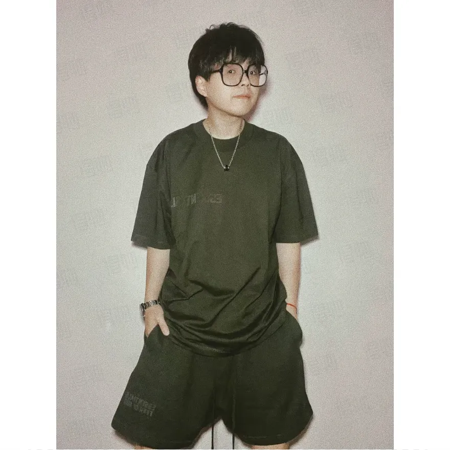 🦋Exclusive for cross-border supply, Hot Sale🦋80 【Light Black】Essentials FW 23 Essentials Shorts Smoke Solid color elastic straight American heavyweight casual shorts for men and women Same Style ESSENTIALS was founded in Los Angeles, USA in 2018. The original intention of the establishment was to let more people wear affordable Versatile trendy items. In terms of fabric tailoring, it follows the same comfort and fineness as FEAR OF GOD, and the design is simplified from complexity, with the eye-catching "ESSENTIALS" LOGO running throughout. ESSENTIALS has been favored by fashion enthusiasts since its launch, and many European and American superstars are also its loyal buyers, such as KANYE WEST, JUSITN BIEBER, RIHANNA, etc. . . . . The most popular FOG color on the Internet is here, double-row silicone, the original custom-made fabric is soft and comfortable, no color difference, the custom-dyed rib collar is dyed in the same vat, the original Authentic designated flocking printing factory, there are few machines on the market that can produce a three-dimensional 3D feeling, the width and length of each letter and the 3D depth, etc., the ceiling of the industry, that is to say, you don’t need to look closely to know that it is 3D. In the details, we can see that the size of each corner of the hood is symmetrical and made of double-layer fabric. Factory’s great technology is that it can make each corner symmetrical so that it doesn’t look soft and floppy when worn, and it feels stiff. The original OVERSIZE version is full of high street style. Color: Light Black, Haze Blue, Plum, Seal Gray Size: XS-XL (maximum weight) Recommended: Same Style for men and women